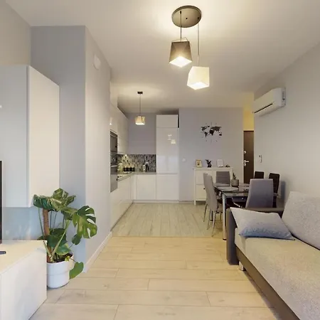 Family House Near The Market Square -perfect For Family & Business - Ksiecia Witolda Street 500 Steps To Market Square - 2 Bedrooms,2 Parking Places Apartment