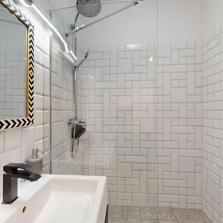 Family House Near The Market Square -perfect For Family & Business - Ksiecia Witolda Street 500 Steps To Market Square - 2 Bedrooms,2 Parking Places Apartment *