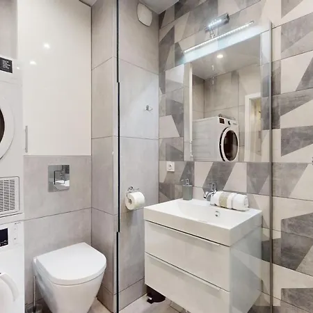 Family House Near The Market Square -perfect For Family & Business - Ksiecia Witolda Street 500 Steps To Market Square - 2 Bedrooms,2 Parking Places Breslavia