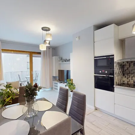 Family House Near The Market Square -perfect For Family & Business - Ksiecia Witolda Street 500 Steps To Market Square - 2 Bedrooms,2 Parking Places Breslavia