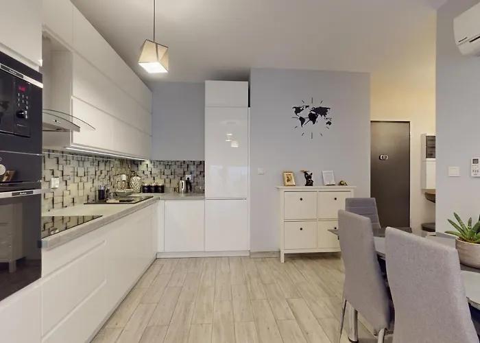 Family House Near The Market Square -perfect For Family & Business - Ksiecia Witolda Street 500 Steps To Market Square - 2 Bedrooms,2 Parking Places Apartman